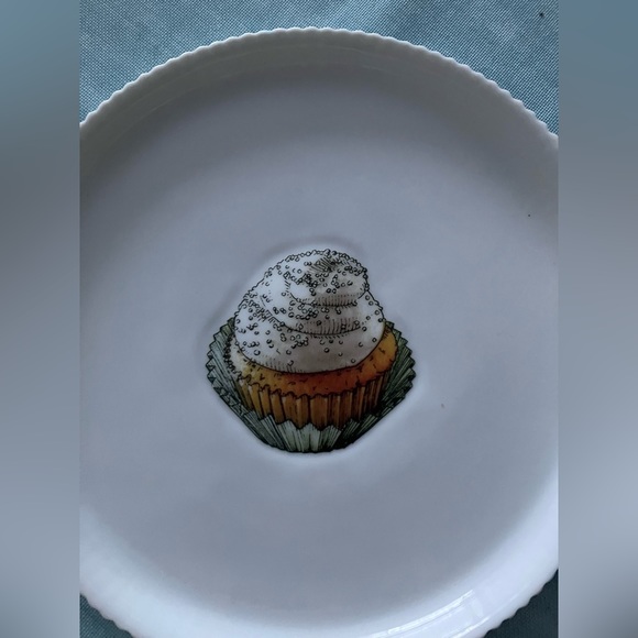 Williams Sonoma White Cupcake Dessert plates (set of four) - Picture 4 of 8